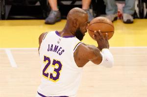 季后赛模式~詹姆斯首节9分半拿4分2板8助1断0失误 助攻创单节纪录