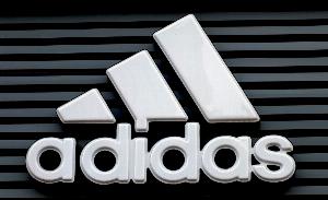 阿迪达斯调整足球装备赞助策略，营业利润上升54%达到20.6亿欧元”