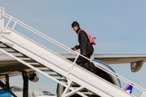 全新体验！开拓者登机照 杨瀚森背着粉色书包 开启首次季后赛之旅