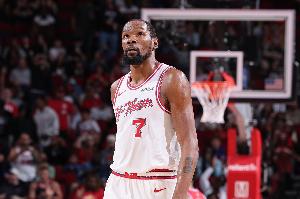 乌度卡：杜兰特是膝盖髌腱上方被撞伤 伤处很疼&移动能力受限