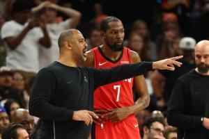 乌度卡：杜兰特训练中撞到了膝盖 希望这是只需缺阵一场的小问题