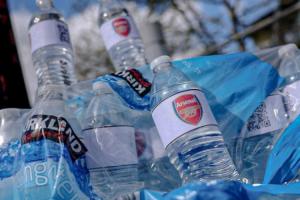 天王山矿泉水！曼城球迷球场外售卖贴阿森纳队徽的矿泉水，2镑1瓶