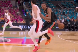 狂秀操作！解说：文班亚马的身材像航母 但是转身那一下像驱逐舰