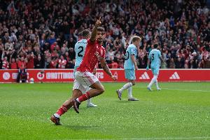 真要逼死热刺？吉布斯-怀特戴帽森林5轮不败，已经领先热刺5分！