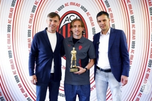 40岁莫德里奇叕获克罗地亚年度足球先生！米兰官方晒照祝贺