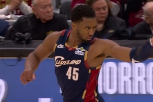 潇洒写意！米切尔游龙后送妙传 莫布里高高跃起双手暴扣