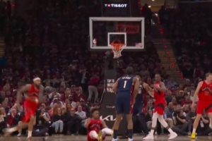 不手软！哈登外线开火 连中2记高难度三分率骑士获两位数领先