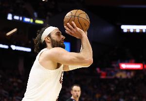 斯特鲁斯三分命中同时被撞翻 裁判就在眼前但视若无睹