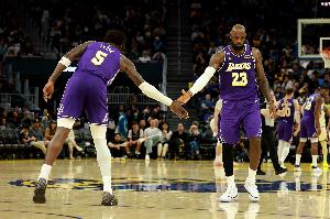 艾顿：詹姆斯让我的比赛变得轻松 我没有任何借口不拼尽全力