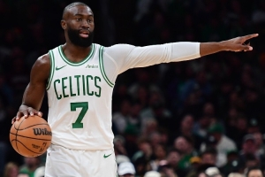 32分创队史季后赛揭幕战净胜分纪录！布朗：这为系列赛奠定了基调