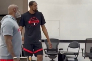 乌度卡：杜兰特将在明日赛前决定是否出战 今日他参加了一半训练