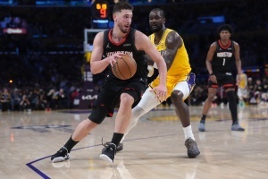 被顿宝揍了！申京19投19分 攻不进防不住被艾顿完爆！