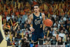 靠俩外援撑着！奎因&麦考尔半场合计19中10砍下27分