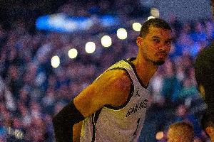 季后赛更吓人了！文班半场各种离谱表演 13中8轰3记三分爆砍21分