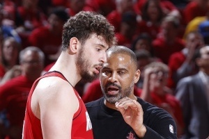 乌度卡：申京应更耐心些 分球给队友 不要放弃在低位充当组织核心