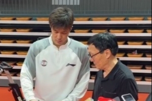 好久不见！郭艾伦在广州男篮主场观战 并为球迷签名