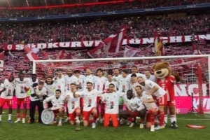 拜仁全队赛后大合照庆祝，莱默尔姗姗来迟、迪亚斯搞怪开溜