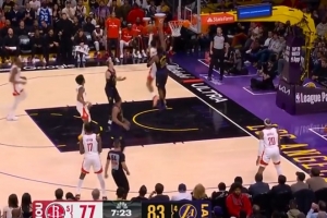 风驰电掣！阿门速推反击送助攻 小贾巴里·史密斯篮下打中