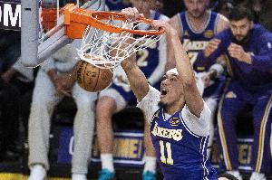 海斯2投1中&5罚4中得到6分4板2帽 正负值+12全场最高