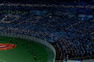 铁人vs英博赛前，英博球迷在客队看台用闪光灯拼出“大连”字母