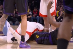 太激烈了！斯玛特无球纠缠杜兰特 抱摔与后者一起倒地被吹犯规