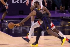 詹姆斯和伊森拼抢出界给湖人球 但火箭没有挑战机会了