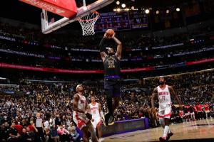 君临天下！火箭防线大开 詹姆斯空切直杀内线 冲天飞扣杀死比赛