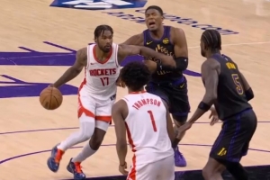 交出球权！伊森转身肘到八村塁 被吹进攻犯规