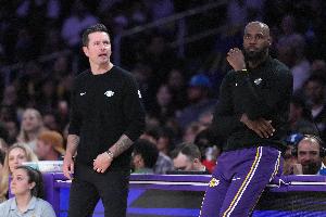 火箭媒体人：乌度卡被雷迪克远远甩在身后 这是本轮系列赛主旋律