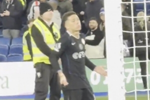 无奈……恩佐赛后朝切尔西看台耸肩摊手，叉着腰凝视球迷久久伫立