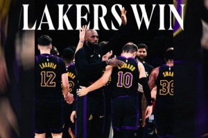 很应景！湖人发布赢球海报：封面为领袖詹姆斯鼓励众将瞬间