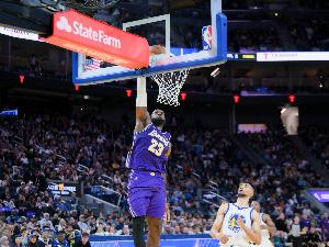 拦不住！雷迪克：转换进攻中的詹姆斯就是一辆重型卡车