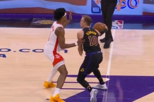 滑了一步！肯纳德面对阿门后退时踩到中线 被吹回场违例