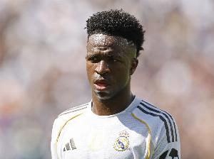 记者：皇马更衣室仍力挺维尼修斯，俱乐部希望与他续约