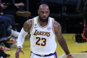 记者：41岁的詹姆斯不仅脑子碾压你 身体也没输给你们这帮体育生