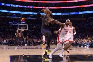 自己也很懊恼！詹姆斯快攻一条龙&近在咫尺的球偏出 奥科吉犯规了