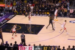 回更衣室了！拉拉维亚有些崴脚 三分不中后积极追防切球阿门