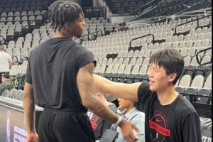 G2赛前杨瀚森与乐福骚气手势互动 与助教伯勒尔英文沟通流畅