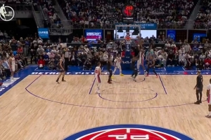 精准制导！坎宁安边线发球送助攻 杜伦篮下轻松打中