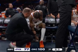 没看清咋伤的啊！杰伦·格林手臂受伤 坐在替补席表情痛苦