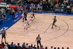 一夫当关！萨格斯突破暴起欲隔扣被斯图尔特迎面大帽封下