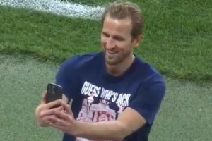 当选全场最佳！凯恩自拍晒庆祝T恤，上面印有“猜猜谁回来了？”