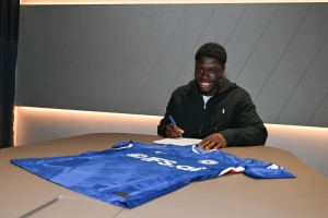 官方：切尔西与青训后卫卡尔文·迪亚基特签下首份职业合同