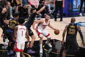 抽象火箭媒体人：申京对位艾顿&海斯17中5 系列赛勾射21中4