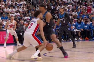 定身术？坎宁安一步过掉班凯罗 随后中路突击潇洒上篮得手