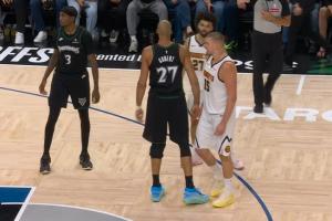 约基奇大回环挂着戈贝尔强起 造成三分犯规！三罚全中！