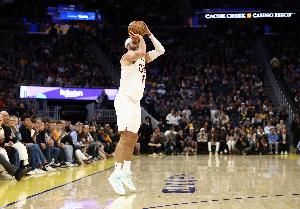 反超了！斯特鲁斯接球不犹豫直接拔起命中三分球