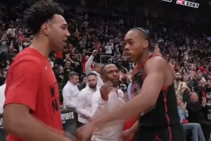 带着领先进第四节！巴恩斯第三节漂移压哨长两分命中&猛龙领先2分