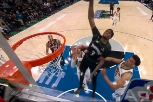 他们全都不会防守！麦克丹尼尔斯闪开两人 超远滑翔单臂战斧暴扣