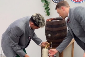 拜仁社媒晒诺伊尔、迪亚斯接啤酒视频：为德国啤酒节干杯！